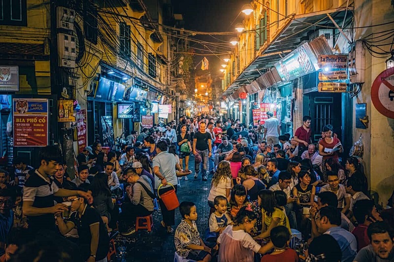 Chơi đêm ở Hà Nội tại phố Tạ Hiện